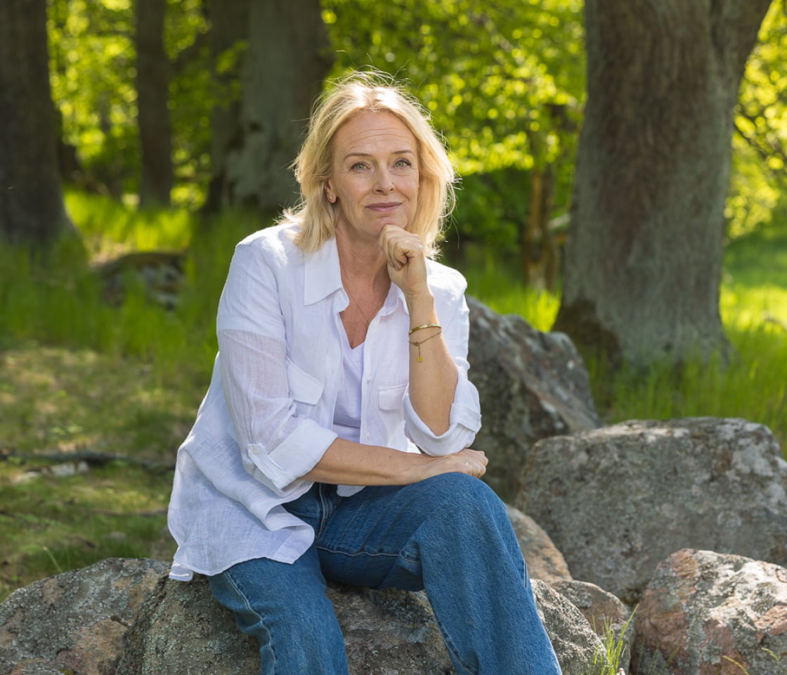 sitter på en sten